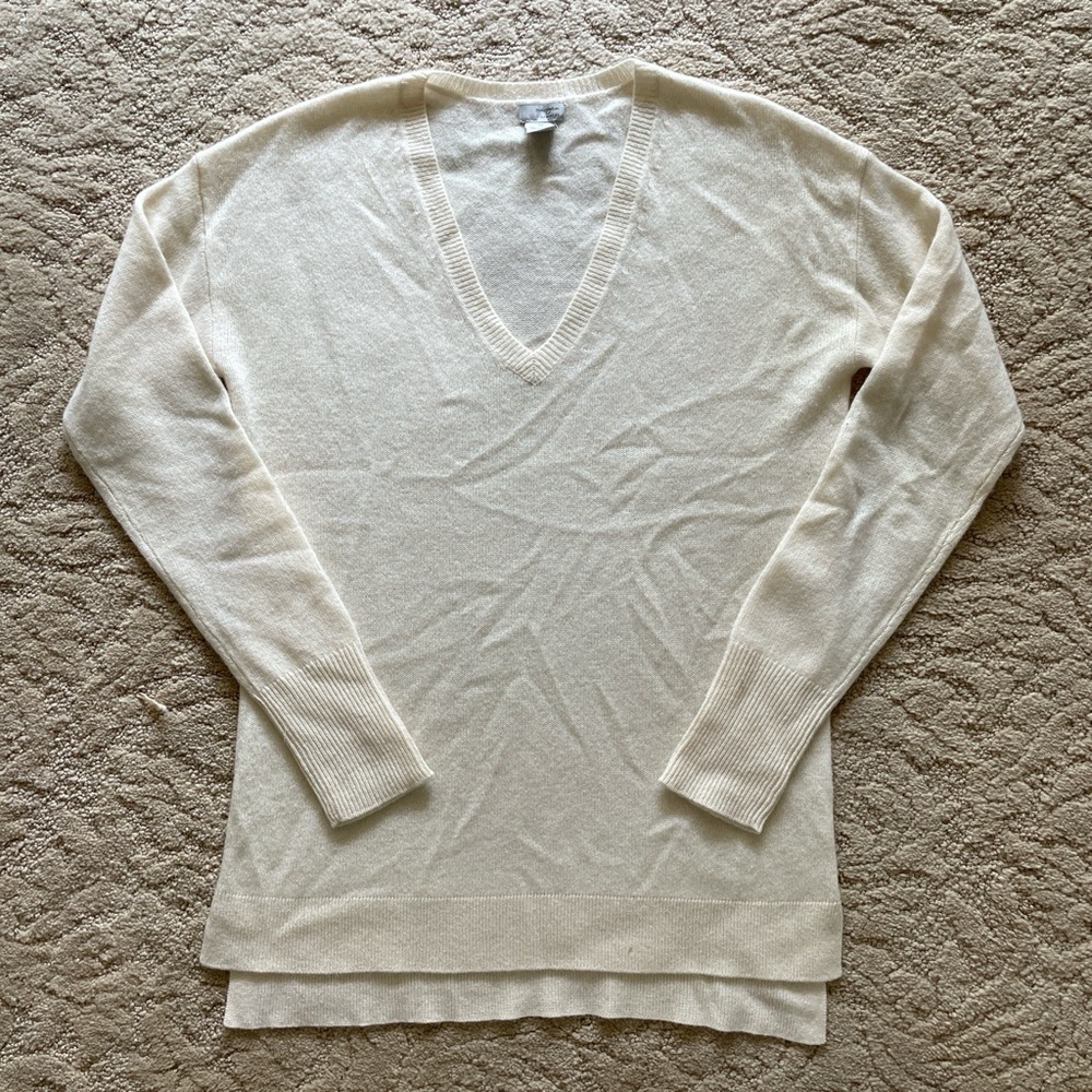 Halogen cream, cashmere V-neck sweater with detailed trim